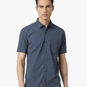 man wearing half sleeve shirt